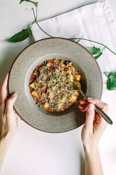 Nhoque de mandioquinha coberto de ragu de cogumelo shiitake ao gengibre Nhoque de mandioquinha coberto de ragu de cogumelo shiitake ao gengibre