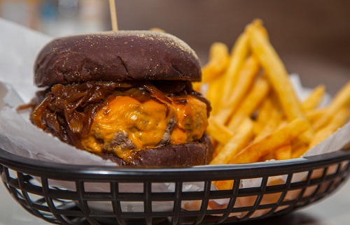 Big Boss: pão preto, black angus, cheddar inglês, e cebola caramelizada Big Boss: pão preto, black angus, cheddar inglês, e cebola caramelizada