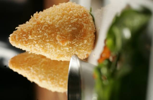 Com cara de coxinha, o crab cake é um bolinho de carne de siri com catupiry Com cara de coxinha, o crab cake é um bolinho de carne de siri com catupiry