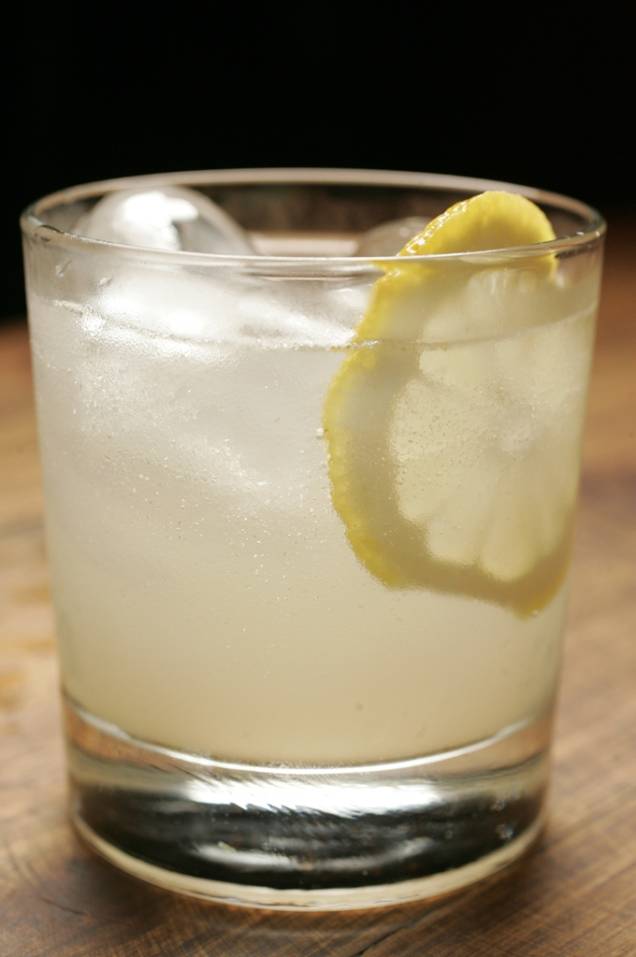 Moscow mule: vodca, gengibre, suco de limão, xarope de gengibre e limão-siciliano Moscow mule: vodca, gengibre, suco de limão, xarope de gengibre e limão-siciliano