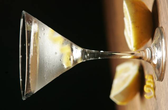 Fisherman’s martini: gim, gotas de limão-siciliano e twist da casa da fruta Fisherman’s martini: gim, gotas de limão-siciliano e twist da casa da fruta