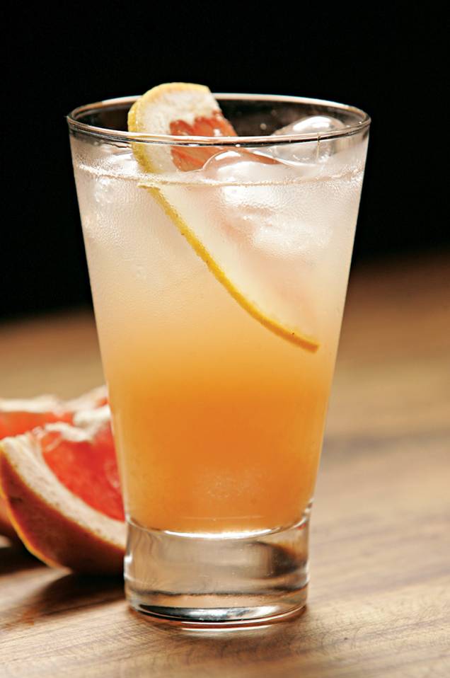 Grapefruit driver: grapefruit, limão-siciliano, xarope de gengibre e vodca Grapefruit driver: grapefruit, limão-siciliano, xarope de gengibre e vodca