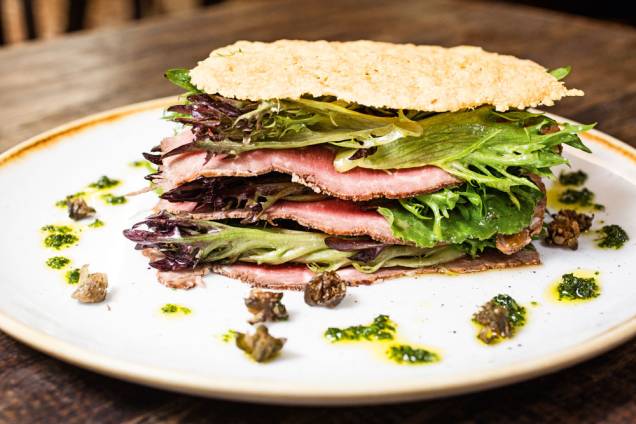 Salada de folhas intercaladas por rosbife e uma tela de pão crocante Salada de folhas intercaladas por rosbife e uma tela de pão crocante
