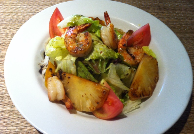 Salada de folhas variadas com tomate, camarão, banana-da-terra e abacaxi