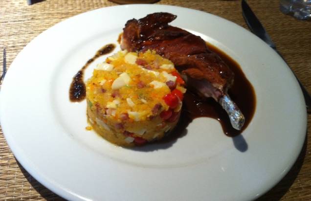 Carré suíno com farofa de farinha de milho enriquecida por pedacinhos de bacon, pimenta-biquinho e palmito Carré suíno com farofa de farinha de milho enriquecida por pedacinhos de bacon, pimenta-biquinho e palmito