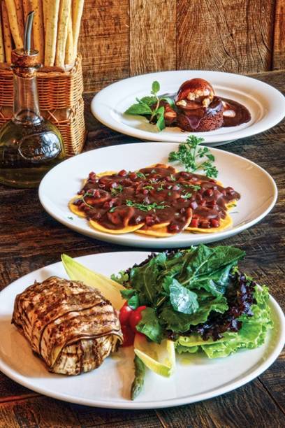 Compõem a seleção: berinjela caprese, ravióli de carne e brownie com macadâmia Compõem a seleção: berinjela caprese, ravióli de carne e brownie com macadâmia