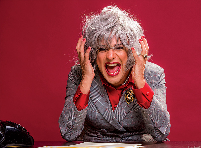 Nilton Bicudo em cena de Myrna Sou Eu: em cartaz no Teatro Augusta