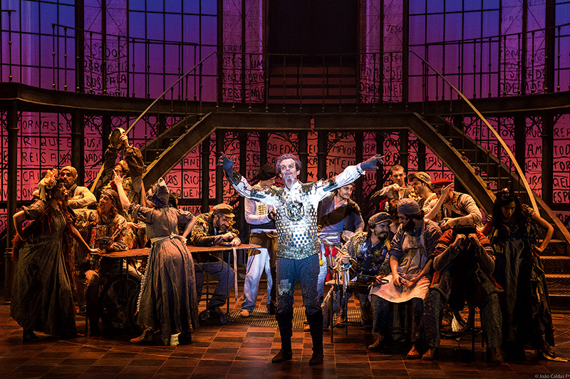 Cleto Baccic (no centro) como o protagonista: musical grandioso Cleto Baccic (no centro) como o protagonista: musical grandioso