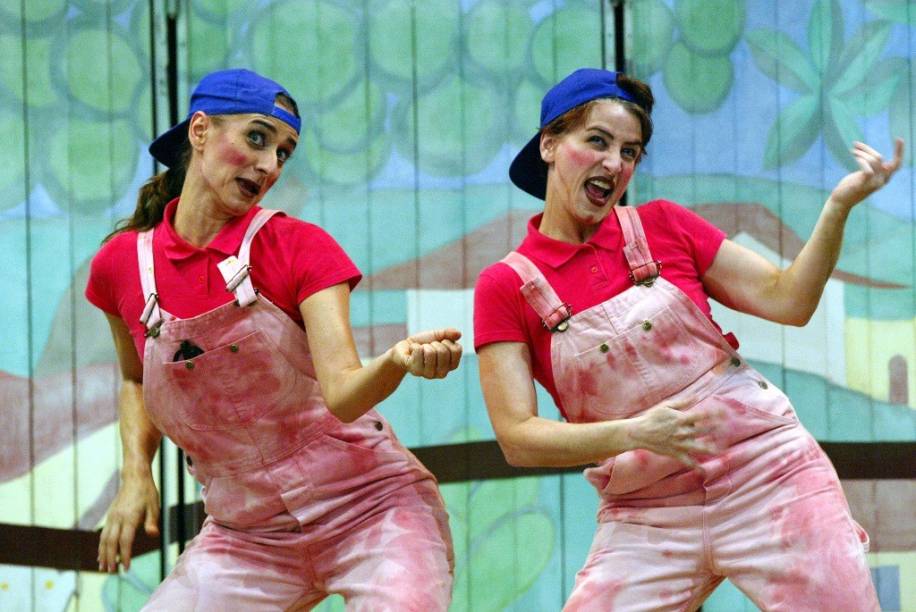 Os Três Porquinhos: nonsense com técnicas de palhaço e mímica Os Três Porquinhos: nonsense com técnicas de palhaço e mímica