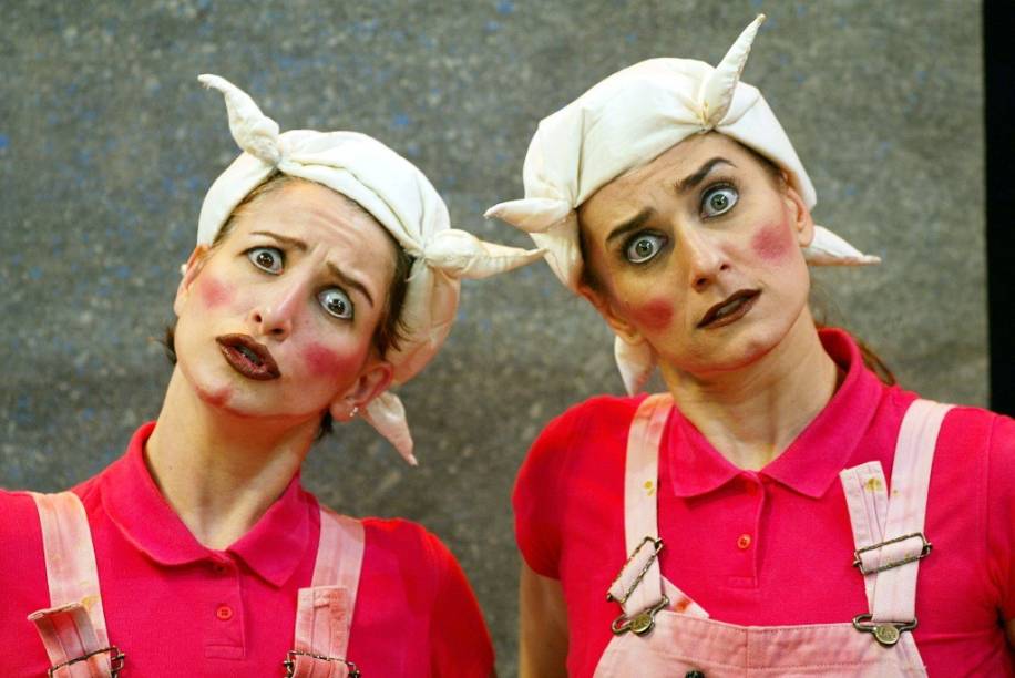 Os Três Porquinhos: as atrizes Alexandra Golik e Carla Candiotto se revezam em sete papéis Os Três Porquinhos: as atrizes Alexandra Golik e Carla Candiotto se revezam em sete papéis