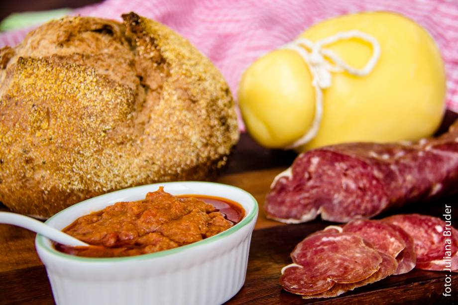 Basilicata: kit composto por sardela, pão de chia, salame cacciatore e queijo caccio cavalo