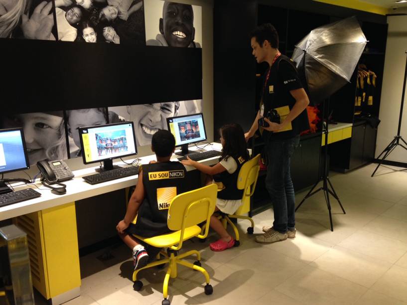 Estúdio fotográfico da Nikon: a meninada tem 10 minutos para fotografar o que quiserem no espaço e depois descarregam as próprias fotos Estúdio fotográfico da Nikon: a meninada tem 10 minutos para fotografar o que quiserem no espaço e depois descarregam as próprias fotos