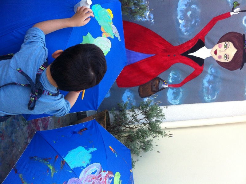 Enquanto algumas crianças protagonizam um atendimento medico, outras fazem o papel de fotógrafo Enquanto algumas crianças protagonizam um atendimento medico, outras fazem o papel de fotógrafo