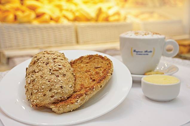 Pão de multigrãos e café com leite: opção para café da manhã Pão de multigrãos e café com leite: opção para café da manhã