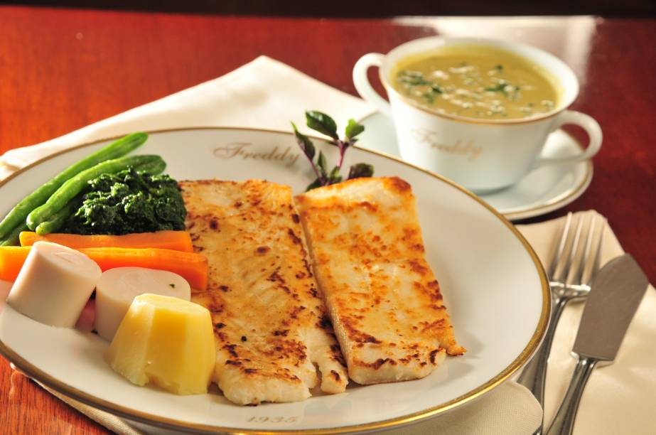 Linguado grelhado com legumes Linguado grelhado com legumes