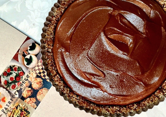 	Sem glúten e sem lactose: torta com caramelo de amêndoas, pasta de macadâmia e chocolate crocante