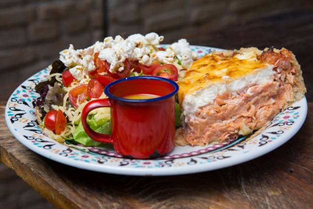 A torta de frango, na companhia de meia salada A torta de frango, na companhia de meia salada