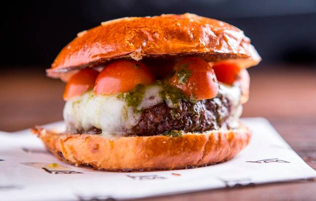 Um dos sandubas fixos no menu, o caprese junta mussarela de búfala, tomate-cereja e pesto Um dos sandubas fixos no menu, o caprese junta mussarela de búfala, tomate-cereja e pesto