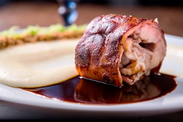 Feito na panela, o delicioso leitão confitado é servido com purê de batata e uma farofa campeã Feito na panela, o delicioso leitão confitado é servido com purê de batata e uma farofa campeã