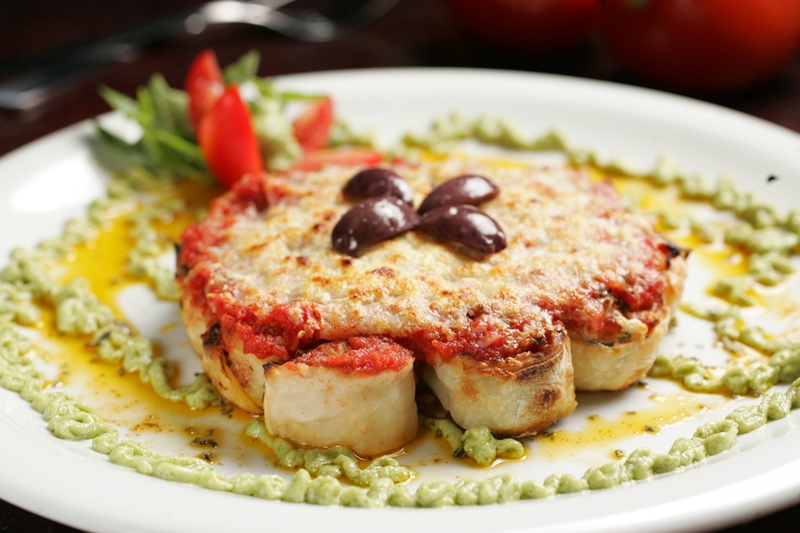 O panne della nonna lembra uma rosca formada por rolinhos recheados de calabresa artesanal, tomatinho, parmesão e salsinha<br />