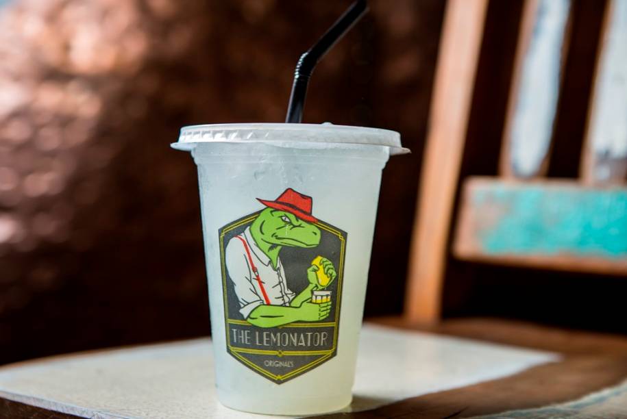 A limonada é servida no copo de plástico A limonada é servida no copo de plástico