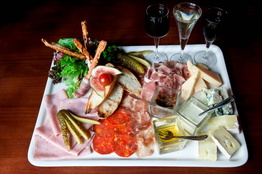 Tábua Bistrot: queijos, embutidos, picles, mini baguete e degustação de vinhos