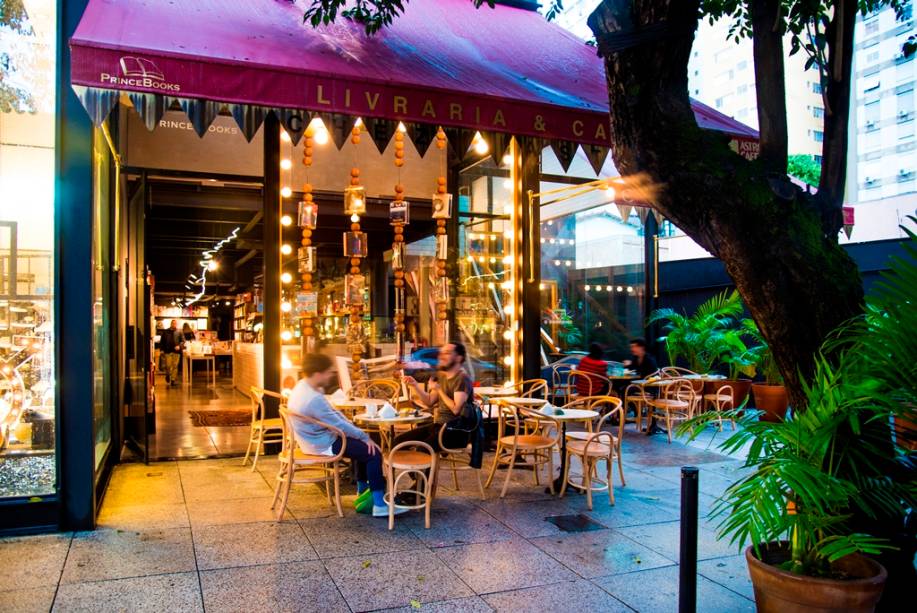 O café está no mesmo prédio onde ficam o restaurante Chez Oscar e o badalado Bar de Cima