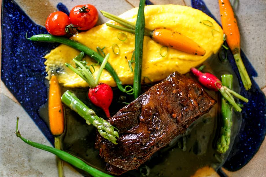 A paleta de cordeiro com leguminhos chega guarnecida de massa ou de polenta