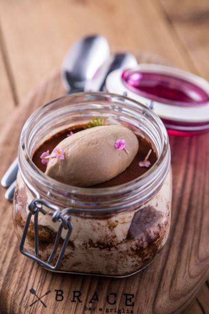 O tiramisu gigante com sorvete de capuccino é suficiente para dois