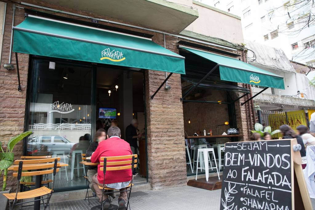 Falafada A fachada da casa, com paredes de tijolinhos e ambiente de jeitão simples