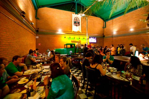 O bar do jardim de inverno é montado em um caminhão antigo O bar do jardim de inverno é montado em um caminhão antigo