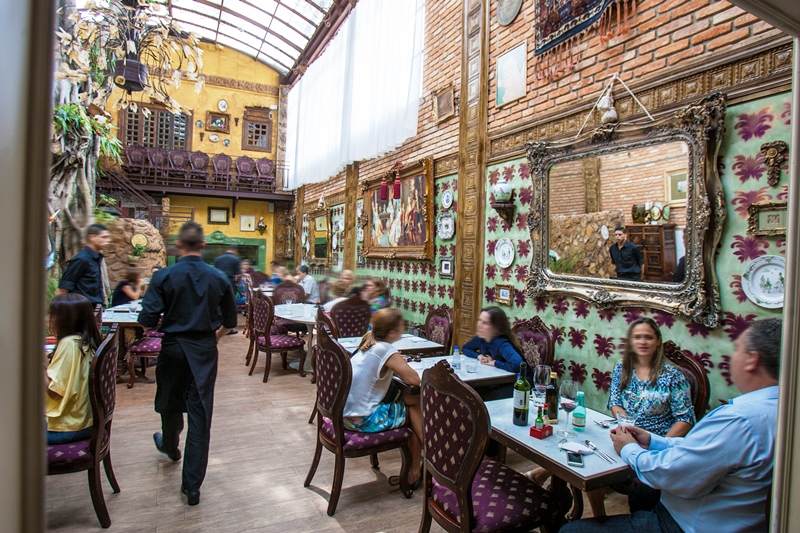 O ambiente tem decoração divertida , que vai de papel de parede a tijolos aparentes, além de espelhos com molduras douradas O ambiente tem decoração divertida , que vai de papel de parede a tijolos aparentes, além de espelhos com molduras douradas