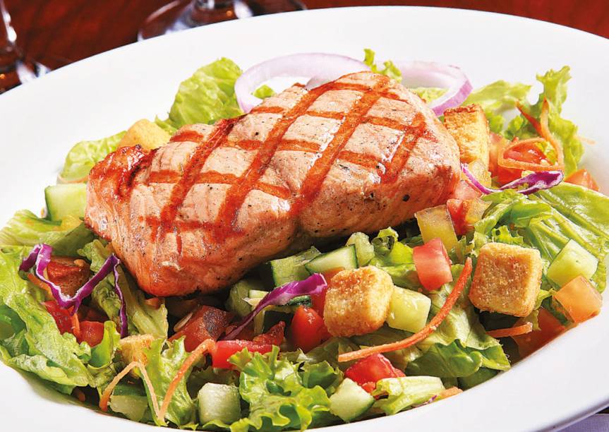Red Lobster: A garden salad leva cenoura e repolho roxo, com pepinos, tomate, croutons e anéis de cebola anéis de cebola-roxa, e é uma das opções de entrada Red Lobster: A garden salad leva cenoura e repolho roxo, com pepinos, tomate, croutons e anéis de cebola anéis de cebola-roxa, e é uma das opções de entrada