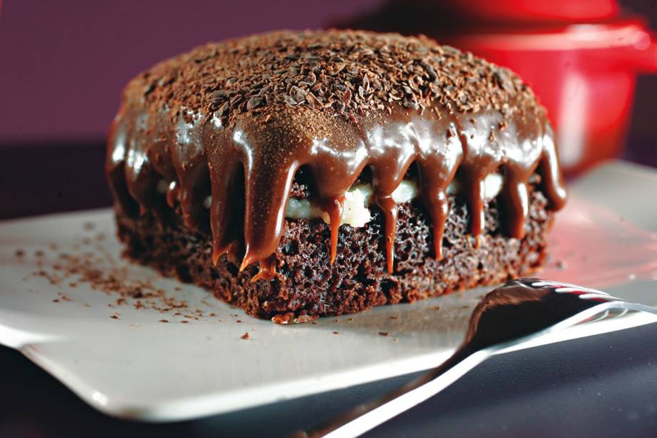 Bolo de doce de coco coberto por brigadeiro tradicional