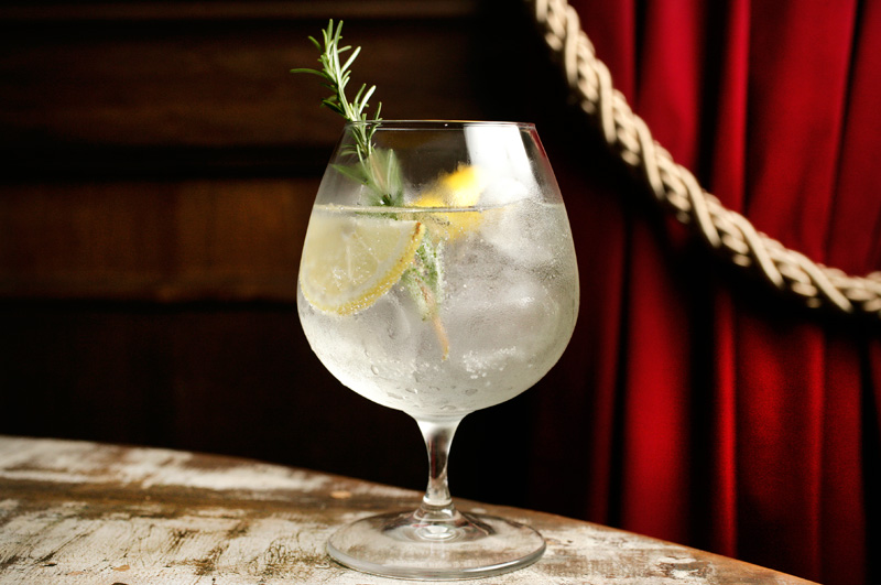 O drinque combina gim tônica, limão-siciliano, grapefruit e ervas O drinque combina gim tônica, limão-siciliano, grapefruit e ervas