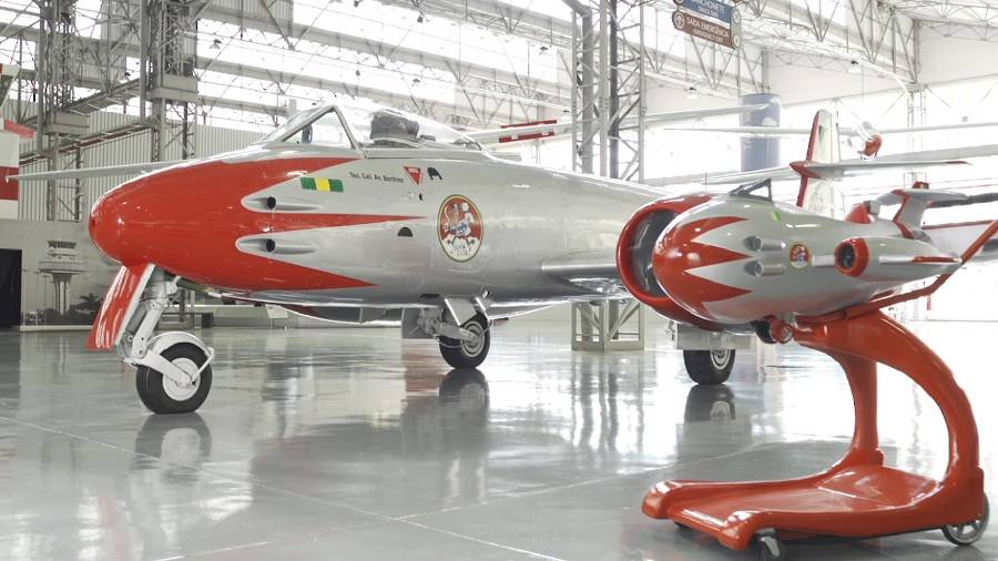 Gloster Meteor: primeiro avião britânico equipado com assento ejetável Gloster Meteor: primeiro avião britânico equipado com assento ejetável