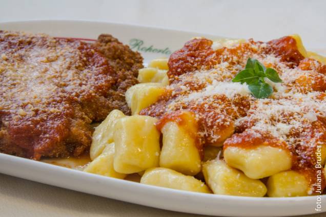 Roperto: nhoque ao sugo com filé à parmigiana Roperto: nhoque ao sugo com filé à parmigiana