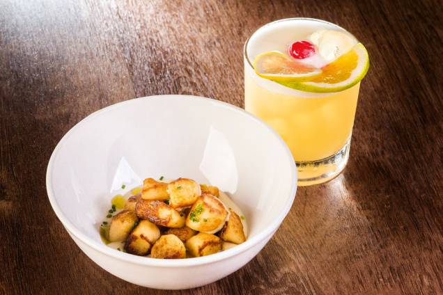 nhoque dourado ao creme
de parmesão acompanhado do drinque bulleit sweet sour nhoque dourado ao creme
de parmesão acompanhado do drinque bulleit sweet sour