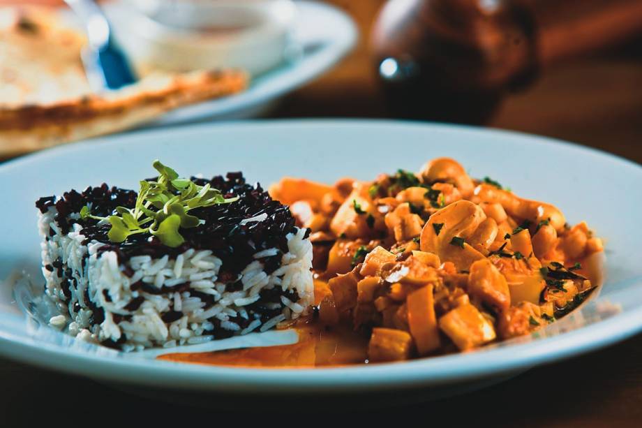 Moqueca de caju ao leite de coco e dendê