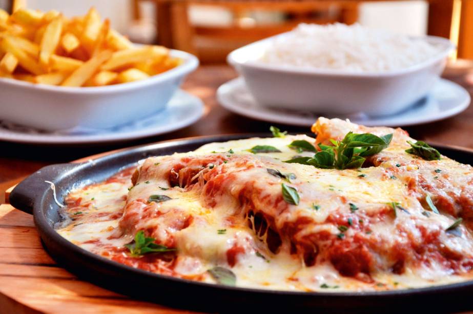 O filé à parmigiana para três pessoas O filé à parmigiana para três pessoas