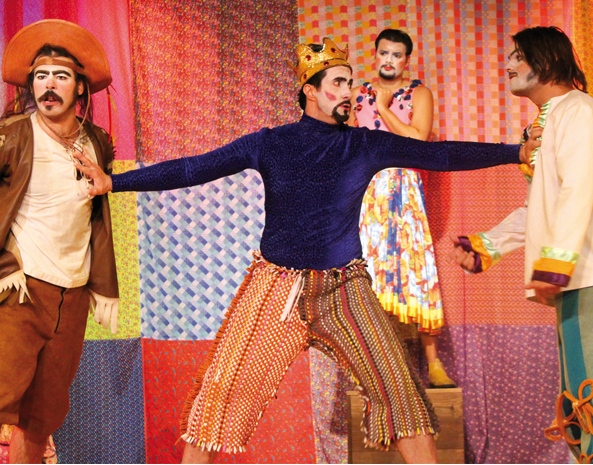 Hamelete (Luizinho Beltrame), Rei Claudio (Octávio da Matta), Laertes (Marcelo Jacob) e Ofélia (Alberto Vizoso)