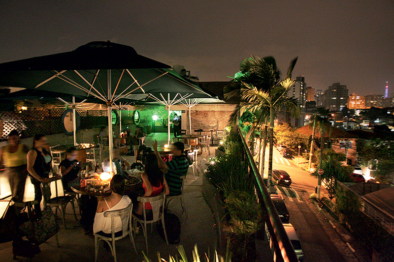 O espaço no topo do imóvel de três andares: ideal para as noites quentes O espaço no topo do imóvel de três andares: ideal para as noites quentes