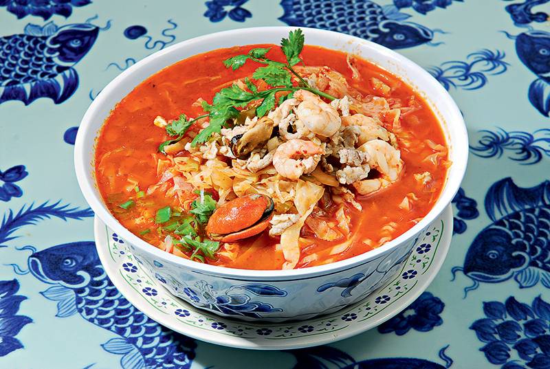 Macarrão com frutos do mar e carne suína em caldo picante