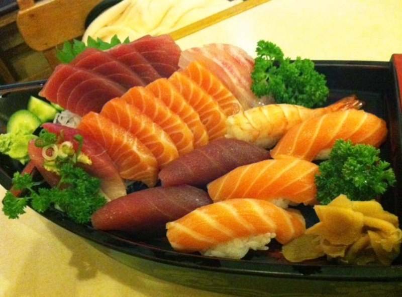 Combinado de sushi e sashimi Combinado de sushi e sashimi