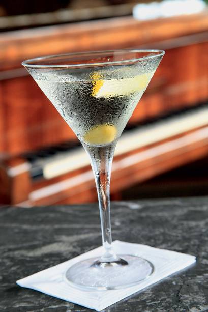 Bebida que mistura gim, vodca e vermute branco Bebida que mistura gim, vodca e vermute branco