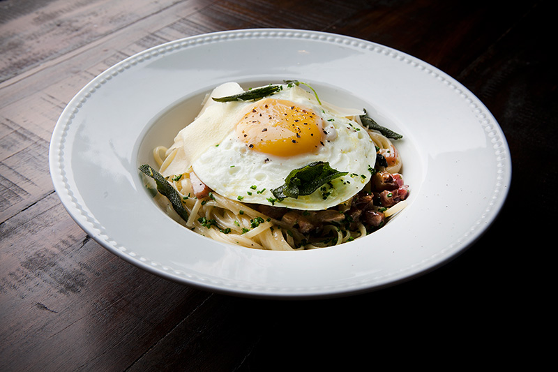 A versão da casa do linguine à carbonara, que leva um ovo: R$ 36,00