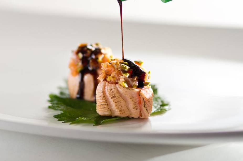 Sushi contemporâneo de salmão feito no maçarico com molho tarê Sushi contemporâneo de salmão feito no maçarico com molho tarê