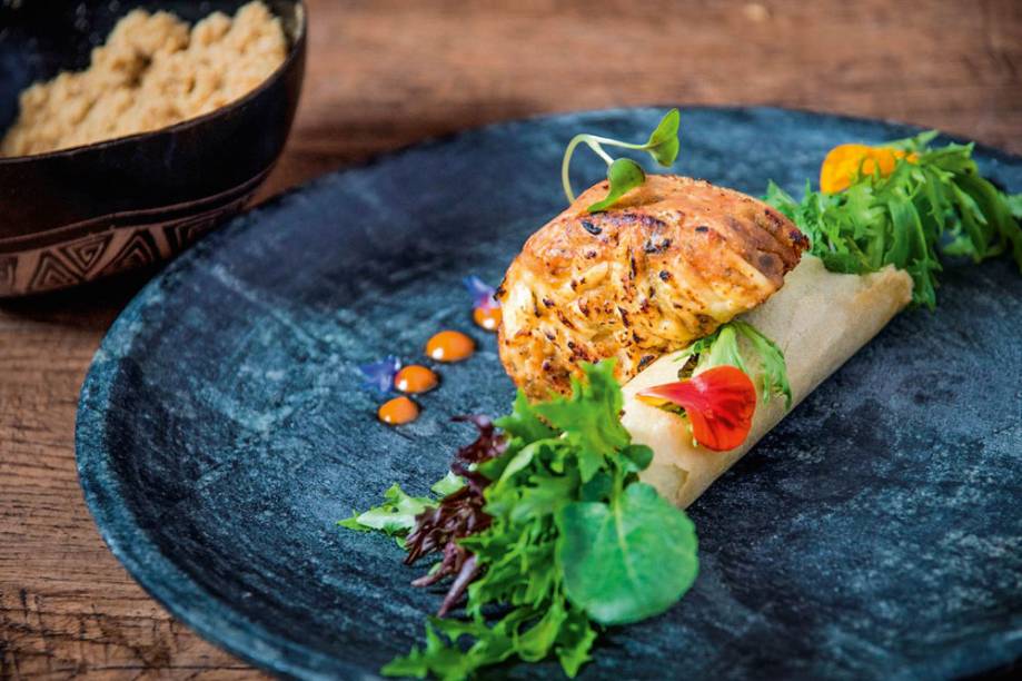 Drinque temático para a Copa: vodca, vermute e licores sambuca e curaçau blue compõem o coquetel em homenagem à Itália Drinque temático para a Copa: vodca, vermute e licores sambuca e curaçau blue compõem o coquetel em homenagem à Itália