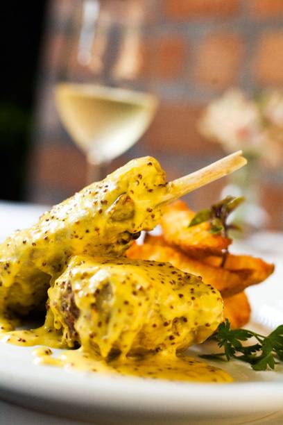 Quase vinte novidades: coelho ao molho de mostarda servido com batatas rústicas douradas Quase vinte novidades: coelho ao molho de mostarda servido com batatas rústicas douradas