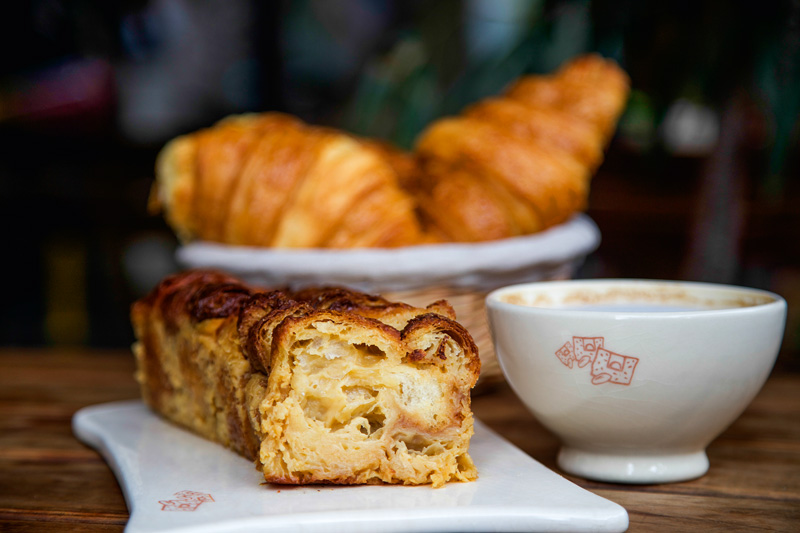 O pudim de croissant tem formato retangular que lembra um bolo